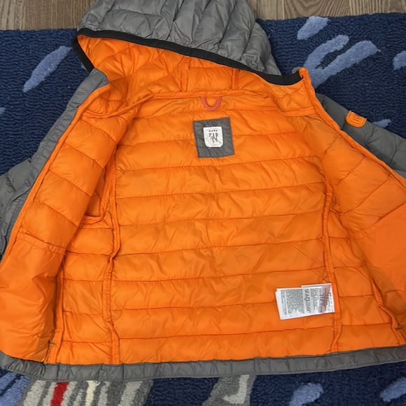 Great condition thin puffer babyGap coat in size 12 to 18 months - Picture 2 of 3